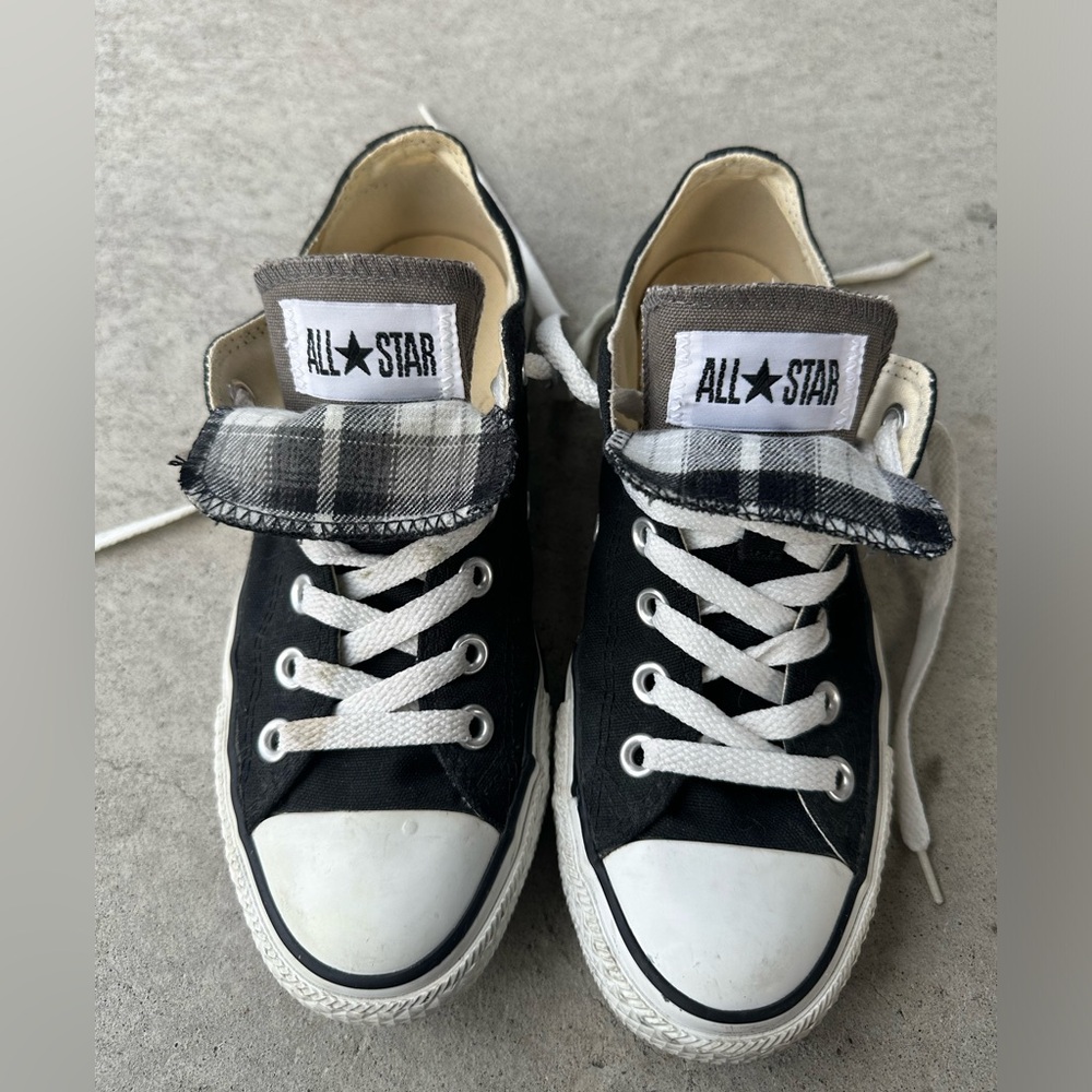 Converse sneaker. Size 5 men’s / size 7 women’s. Black and white.